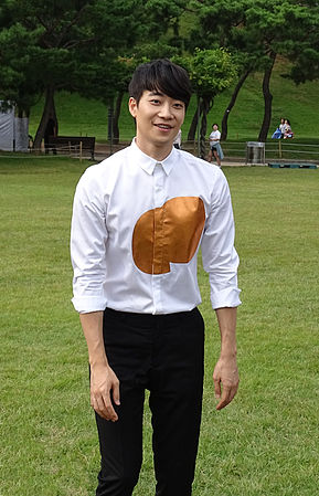 https://upload.wikimedia.org/wikipedia/commons/thumb/a/ae/Yoonhan_at_the_festival_%E2%80%982014_JOY_OLPARK_FESTIVAL%E2%80%99_in_Seoul.jpg/289px-Yoonhan_at_the_festival_%E2%80%982014_JOY_OLPARK_FESTIVAL%E2%80%99_in_Seoul.jpg