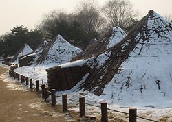 https://upload.wikimedia.org/wikipedia/commons/thumb/b/b2/Korea-Seoul-Amsadong-Neolithic.age-01.jpg/250px-Korea-Seoul-Amsadong-Neolithic.age-01.jpg