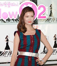 https://upload.wikimedia.org/wikipedia/commons/thumb/b/b2/Song_Kyung-ah_%28South_Korean_model%29.jpg/220px-Song_Kyung-ah_%28South_Korean_model%29.jpg