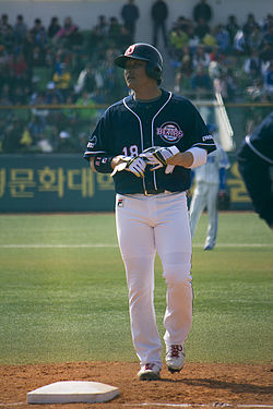 https://upload.wikimedia.org/wikipedia/commons/thumb/b/b3/Kim_Dong-joo_in_2013.jpg/250px-Kim_Dong-joo_in_2013.jpg