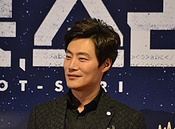 https://upload.wikimedia.org/wikipedia/commons/thumb/b/b5/Lee_Hee-joon.2016.jpg/250px-Lee_Hee-joon.2016.jpg