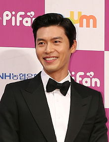 https://upload.wikimedia.org/wikipedia/commons/thumb/b/b6/Actor_Hyun_Bin_arrives_at_the_red_carpet_event_of_the_Pifan_in_Bucheon_on_July_17%2C_2014.jpg/220px-Actor_Hyun_Bin_arrives_at_the_red_carpet_event_of_the_Pifan_in_Bucheon_on_July_17%2C_2014.jpg