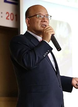 https://upload.wikimedia.org/wikipedia/commons/thumb/b/b8/%EB%B0%95%ED%95%9C%EC%B2%A0_%ED%97%8C%EB%B2%95%EC%9E%AC%ED%8C%90%EC%86%8C%EC%9E%A5%2C_%EB%B6%80%EC%82%B0%EC%97%90_%EB%96%B4%EB%8B%A4.jpg/250px-%EB%B0%95%ED%95%9C%EC%B2%A0_%ED%97%8C%EB%B2%95%EC%9E%AC%ED%8C%90%EC%86%8C%EC%9E%A5%2C_%EB%B6%80%EC%82%B0%EC%97%90_%EB%96%B4%EB%8B%A4.jpg