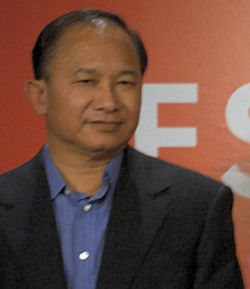 https://upload.wikimedia.org/wikipedia/commons/thumb/b/b9/John-Woo-Cannes.jpg/250px-John-Woo-Cannes.jpg