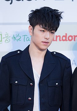 https://upload.wikimedia.org/wikipedia/commons/thumb/b/ba/Koo_Jun-hoe_-_2016_Gaon_Chart_K-pop_Awards_red_carpet.jpg/250px-Koo_Jun-hoe_-_2016_Gaon_Chart_K-pop_Awards_red_carpet.jpg