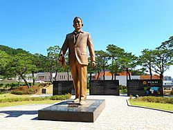 https://upload.wikimedia.org/wikipedia/commons/thumb/b/ba/Park-Chunghee_Statue.jpg/250px-Park-Chunghee_Statue.jpg