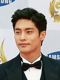 https://upload.wikimedia.org/wikipedia/commons/thumb/b/bb/Sung_Hoon_in_2016.jpg/250px-Sung_Hoon_in_2016.jpg