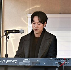 https://upload.wikimedia.org/wikipedia/commons/thumb/b/bb/Yiruma_2017_Suwon.jpg/250px-Yiruma_2017_Suwon.jpg