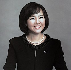 https://upload.wikimedia.org/wikipedia/commons/thumb/b/bc/Sungshin_Women%27s_University_President_Shim_Hwa-jin.jpg/250px-Sungshin_Women%27s_University_President_Shim_Hwa-jin.jpg