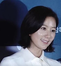 https://upload.wikimedia.org/wikipedia/commons/thumb/b/be/%EC%98%81%ED%99%94_%27%ED%97%88%EC%8A%A4%ED%86%A0%EB%A6%AC%27_%EC%96%B8%EB%A1%A0%EC%8B%9C%EC%82%AC%ED%9A%8C_%EA%B9%80%ED%9D%AC%EC%95%A0.jpg/250px-%EC%98%81%ED%99%94_%27%ED%97%88%EC%8A%A4%ED%86%A0%EB%A6%AC%27_%EC%96%B8%EB%A1%A0%EC%8B%9C%EC%82%AC%ED%9A%8C_%EA%B9%80%ED%9D%AC%EC%95%A0.jpg