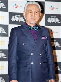 https://upload.wikimedia.org/wikipedia/commons/thumb/c/c0/Son_Byeong-ho_from_acrofan.jpg/250px-Son_Byeong-ho_from_acrofan.jpg