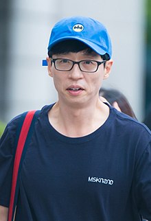https://upload.wikimedia.org/wikipedia/commons/thumb/c/c0/Yoo_Jae_Suk_going_to_work_at_Happy_Together_on_August_19%2C_2017_%282%29.jpg/220px-Yoo_Jae_Suk_going_to_work_at_Happy_Together_on_August_19%2C_2017_%282%29.jpg