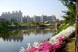 https://upload.wikimedia.org/wikipedia/commons/thumb/c/c1/Korea-Guri_City-03.jpg/270px-Korea-Guri_City-03.jpg