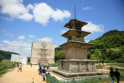https://upload.wikimedia.org/wikipedia/commons/thumb/c/c1/Korea-Gyeongju-Gameunsa_temple_pagodas-01.jpg/250px-Korea-Gyeongju-Gameunsa_temple_pagodas-01.jpg