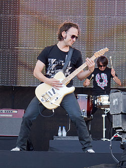 https://upload.wikimedia.org/wikipedia/commons/thumb/c/c1/La_oreja_de_Van_Gogh_-_Rock_in_Rio_Madrid_2012_-_38.jpg/250px-La_oreja_de_Van_Gogh_-_Rock_in_Rio_Madrid_2012_-_38.jpg