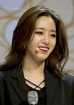 https://upload.wikimedia.org/wikipedia/commons/thumb/c/c2/170614_T-ARA_40.jpg/250px-170614_T-ARA_40.jpg