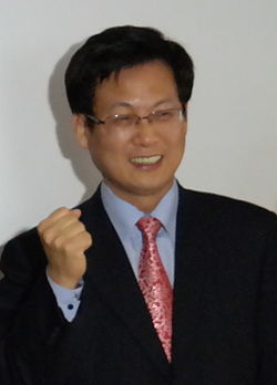 https://upload.wikimedia.org/wikipedia/commons/thumb/c/c5/Choi_Sung_in_2014.JPG/250px-Choi_Sung_in_2014.JPG