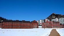 https://upload.wikimedia.org/wikipedia/commons/thumb/c/c5/Seodaemunprisonbarracks.jpg/220px-Seodaemunprisonbarracks.jpg