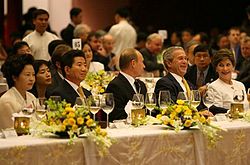 https://upload.wikimedia.org/wikipedia/commons/thumb/c/c7/APEC_gala_dinner_2006-Nov-18.jpg/250px-APEC_gala_dinner_2006-Nov-18.jpg