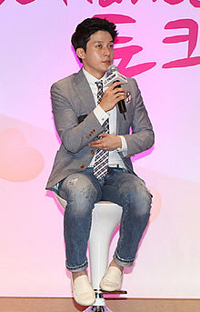 https://upload.wikimedia.org/wikipedia/commons/thumb/c/c7/Heo_Gyeong_Hwan_%28Korean_Comedian%29.jpg/220px-Heo_Gyeong_Hwan_%28Korean_Comedian%29.jpg