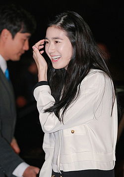 https://upload.wikimedia.org/wikipedia/commons/thumb/c/ce/Jung_Eun-Chae_at_the_Blue_Dragon_Film_Awards_%282013%29.jpg/250px-Jung_Eun-Chae_at_the_Blue_Dragon_Film_Awards_%282013%29.jpg