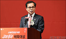 https://upload.wikimedia.org/wikipedia/commons/thumb/c/cf/Kim_Jong_from_acrofan.jpg/250px-Kim_Jong_from_acrofan.jpg