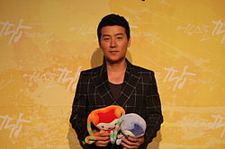 https://upload.wikimedia.org/wikipedia/commons/thumb/c/cf/Lee_Hyun-Woo_%28singer%29.jpg/250px-Lee_Hyun-Woo_%28singer%29.jpg