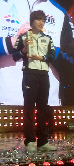 https://upload.wikimedia.org/wikipedia/commons/thumb/d/d0/Global_Starcraft_2_League_season_1_champion_Samsung_khan_Roro.jpg/260px-Global_Starcraft_2_League_season_1_champion_Samsung_khan_Roro.jpg