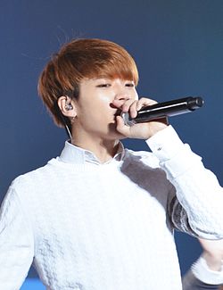 https://upload.wikimedia.org/wikipedia/commons/thumb/d/d0/Woohyun_at_Dilemma_Tour_in_Tokyo_on_May_2015_01.jpg/250px-Woohyun_at_Dilemma_Tour_in_Tokyo_on_May_2015_01.jpg