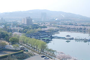 https://upload.wikimedia.org/wikipedia/commons/thumb/d/d1/View_of_Gyeongju-Korea-01.jpg/300px-View_of_Gyeongju-Korea-01.jpg