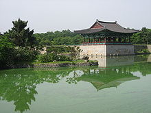 https://upload.wikimedia.org/wikipedia/commons/thumb/d/d2/Korea-Gyeongju-Anapji_Pond-01.jpg/220px-Korea-Gyeongju-Anapji_Pond-01.jpg