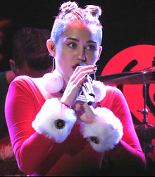 https://upload.wikimedia.org/wikipedia/commons/thumb/d/d6/93.3_FLZ_Jingle_Ball_Tampa_Florida_IMG_6955_%2811490119034%29_%28cropped%29.jpg/220px-93.3_FLZ_Jingle_Ball_Tampa_Florida_IMG_6955_%2811490119034%29_%28cropped%29.jpg