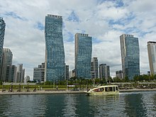 https://upload.wikimedia.org/wikipedia/commons/thumb/d/d7/Songdo_International_Business_District_08.JPG/220px-Songdo_International_Business_District_08.JPG