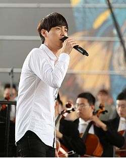 https://upload.wikimedia.org/wikipedia/commons/thumb/d/d8/Min_Kyung-Hoon.jpg/250px-Min_Kyung-Hoon.jpg