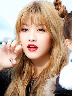 https://upload.wikimedia.org/wikipedia/commons/thumb/d/d9/Oh_Seung-hee_at_a_fan_meeting_in_January_2017_01.jpg/250px-Oh_Seung-hee_at_a_fan_meeting_in_January_2017_01.jpg