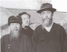https://upload.wikimedia.org/wikipedia/commons/thumb/d/db/HamSeokHeon_his-teacher.jpg/220px-HamSeokHeon_his-teacher.jpg