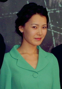 https://upload.wikimedia.org/wikipedia/commons/thumb/d/dc/Suh_Jung_in_2004.jpg/250px-Suh_Jung_in_2004.jpg
