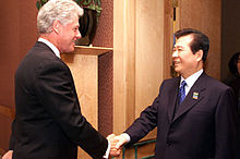 https://upload.wikimedia.org/wikipedia/commons/thumb/d/dd/Bill_Clinton_Kim_Dae-Jung.jpg/220px-Bill_Clinton_Kim_Dae-Jung.jpg