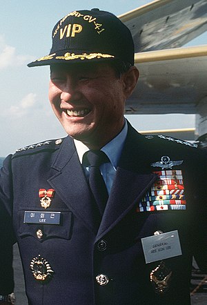 https://upload.wikimedia.org/wikipedia/commons/thumb/d/de/Air_Force_%28ROKAF%29_General_Lee_Hee-kun_%EA%B3%B5%EA%B5%B0%EB%8C%80%EC%9E%A5_%EC%9D%B4%ED%9D%AC%EA%B7%BC_%28DN-ST-86-04434%29.jpg/300px-Air_Force_%28ROKAF%29_General_Lee_Hee-kun_%EA%B3%B5%EA%B5%B0%EB%8C%80%EC%9E%A5_%EC%9D%B4%ED%9D%AC%EA%B7%BC_%28DN-ST-86-04434%29.jpg
