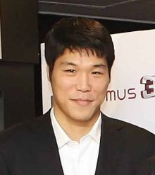 https://upload.wikimedia.org/wikipedia/commons/thumb/d/de/Seo_Jang-Hoon.jpg/220px-Seo_Jang-Hoon.jpg