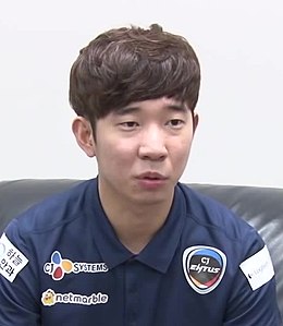 https://upload.wikimedia.org/wikipedia/commons/thumb/e/e1/2014_%EC%A4%91%EC%95%99%EB%8C%80%ED%95%99%EA%B5%90_KeSPA_e-%EC%8A%A4%ED%8F%AC%EC%B8%A0_%EC%A0%84%ED%98%95_%ED%99%8D%EB%B3%B4%EC%98%81%EC%83%81_%28CJ_Entus_Frost_Shy%29.jpg/260px-2014_%EC%A4%91%EC%95%99%EB%8C%80%ED%95%99%EA%B5%90_KeSPA_e-%EC%8A%A4%ED%8F%AC%EC%B8%A0_%EC%A0%84%ED%98%95_%ED%99%8D%EB%B3%B4%EC%98%81%EC%83%81_%28CJ_Entus_Frost_Shy%29.jpg