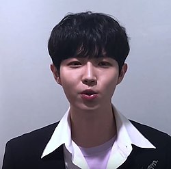https://upload.wikimedia.org/wikipedia/commons/thumb/e/e1/Kim_Jae-hwan_in_2019.jpg/250px-Kim_Jae-hwan_in_2019.jpg