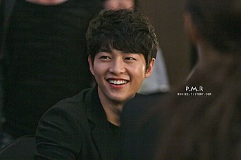 https://upload.wikimedia.org/wikipedia/commons/thumb/e/e1/Song_Joong-ki_at_the_The_Innocent_Man_production_presentation02.jpg/350px-Song_Joong-ki_at_the_The_Innocent_Man_production_presentation02.jpg