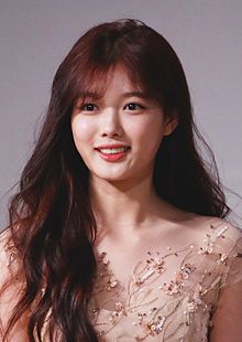 https://upload.wikimedia.org/wikipedia/commons/thumb/e/e2/Kim_Yoo-jung_Hong_Kong_MAMA_red_carpet%2C_2_December_2016.jpg/220px-Kim_Yoo-jung_Hong_Kong_MAMA_red_carpet%2C_2_December_2016.jpg