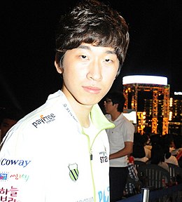 https://upload.wikimedia.org/wikipedia/commons/thumb/e/e3/%EB%8C%80%ED%95%9C%ED%95%AD%EA%B3%B5_%EC%8A%A4%ED%83%80%EB%A6%AC%EA%B7%B8_%EC%8B%9C%EC%A6%8C2_4%EA%B0%95_%EC%9D%B8%ED%84%B0%EB%B7%B0_%28%EC%9C%A4%EC%9A%A9%ED%83%9C%29.jpg/260px-%EB%8C%80%ED%95%9C%ED%95%AD%EA%B3%B5_%EC%8A%A4%ED%83%80%EB%A6%AC%EA%B7%B8_%EC%8B%9C%EC%A6%8C2_4%EA%B0%95_%EC%9D%B8%ED%84%B0%EB%B7%B0_%28%EC%9C%A4%EC%9A%A9%ED%83%9C%29.jpg