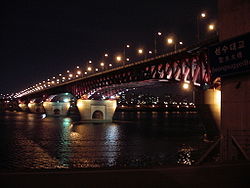 https://upload.wikimedia.org/wikipedia/commons/thumb/e/e3/Seongsu_bridge_night.JPG/250px-Seongsu_bridge_night.JPG