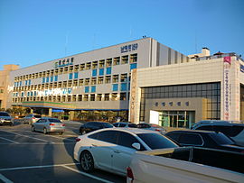 https://upload.wikimedia.org/wikipedia/commons/thumb/e/e4/Gyeongsan_City_Hall.JPG/270px-Gyeongsan_City_Hall.JPG