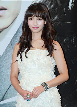 https://upload.wikimedia.org/wikipedia/commons/thumb/e/e5/Lee_Yoo-ri_from_acrofan.jpg/250px-Lee_Yoo-ri_from_acrofan.jpg