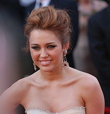 https://upload.wikimedia.org/wikipedia/commons/thumb/e/e5/Miley_Cyrus_%40_2010_Academy_Awards_%28cropped%29.jpg/220px-Miley_Cyrus_%40_2010_Academy_Awards_%28cropped%29.jpg