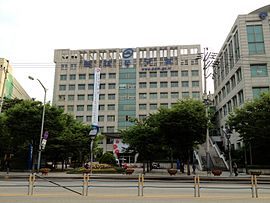 https://upload.wikimedia.org/wikipedia/commons/thumb/e/e5/Seoul_Dongdaemun-gu_Office.JPG/270px-Seoul_Dongdaemun-gu_Office.JPG